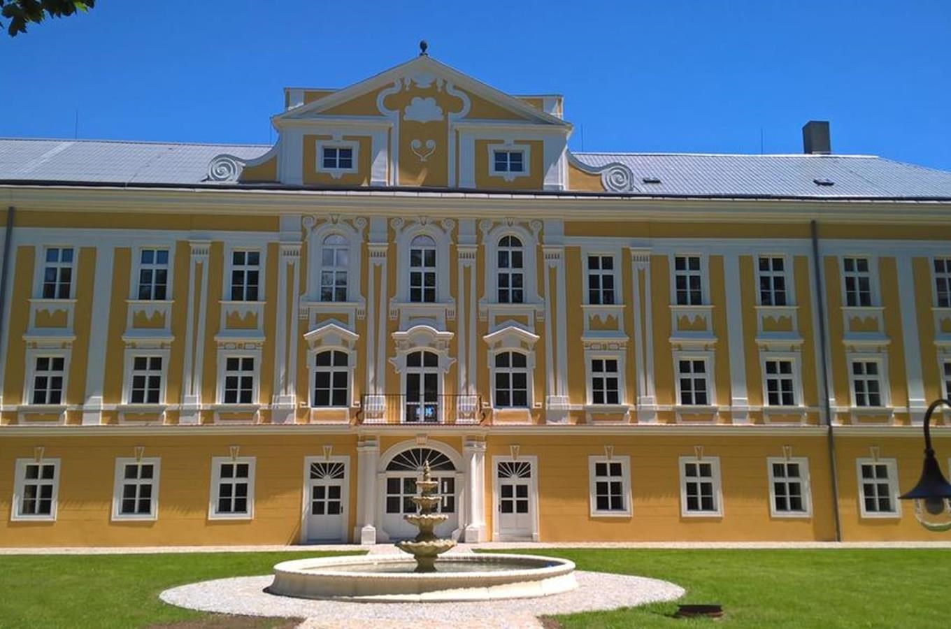Barokní zámek Staré Hobzí 