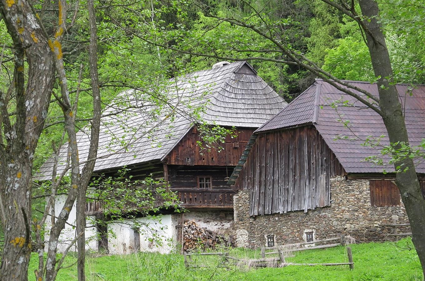 Barokní Hrabánkův mlýn u Hartmanic