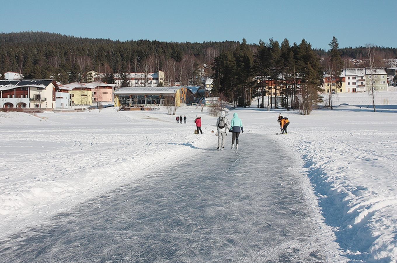 Lipno konečně zamrzlo - projeďte se po zamrzlé přehradě!