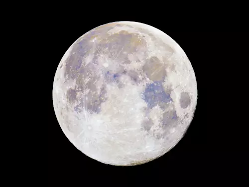 Zpoza východního obzoru se Mesíc vyhoupne v 18:20 hodin