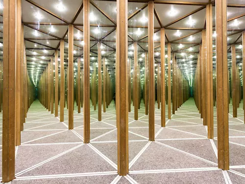 Zrcadlový labyrint a kaleidoskopické kino v centru Prahy