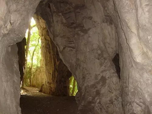 Průchozí jeskyně Kostelík v Moravském krasu