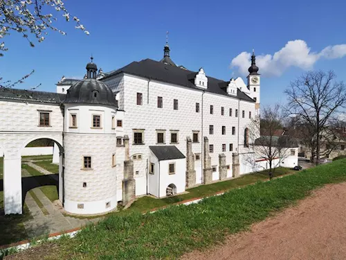 Pardubický zámek nechali postavit Perštejnové na prelomu 15. a 16. století