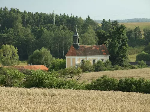 Kostel sv. Blažeje a studánka u Panenského Týnce