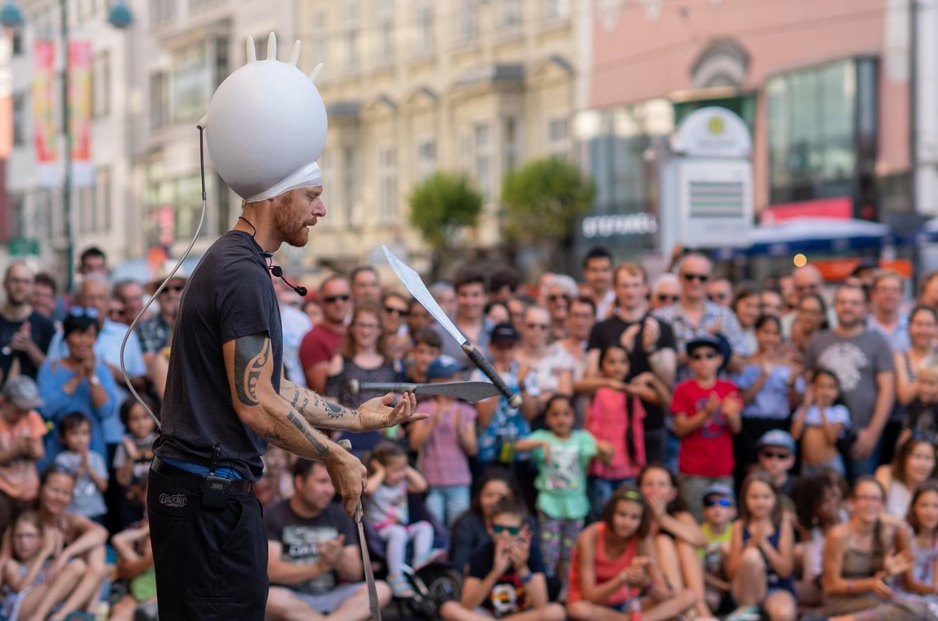 Na Pilsen Busking Festu se představí pouliční umělci z různých koutů světa