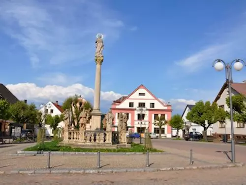 Městys Pecka – náměstí s měšťanskými domy a morovým sloupem