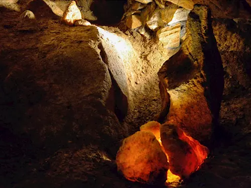 Chýnovská jeskyně – unikát s mimořádně pestrým zbarvením stěn