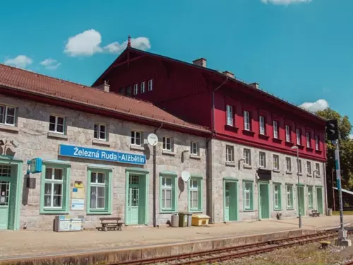 Nádraží Železná Ruda-Alžbětín – jediné nádraží v ČR, které patří dvěma státům