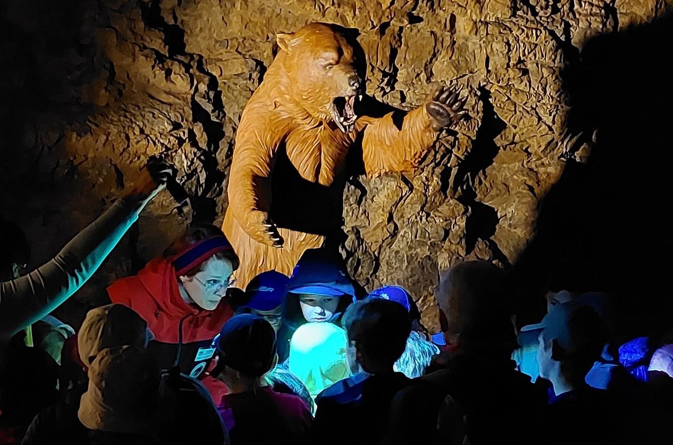 Dětské prohlídky jeskyně Výpustek s medvědem Brunem