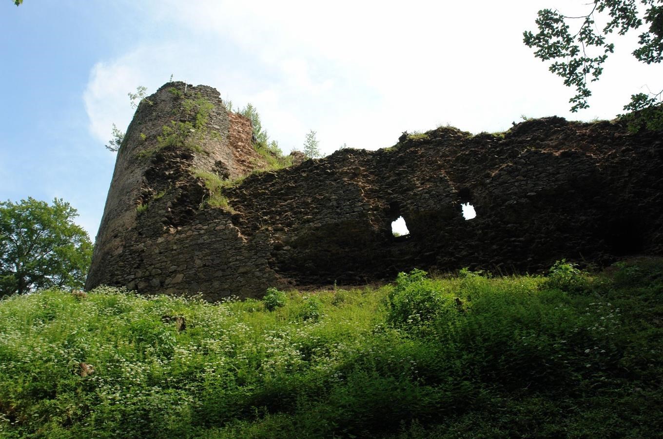 Zřícenina hradu Frymburk u Nového Města nad Metují
