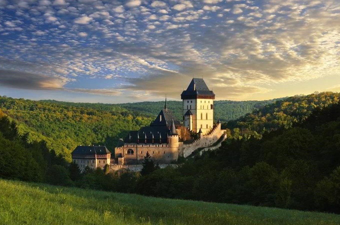 Brány hradu Karlštejna jsou stále otevřeny návštěvníkům