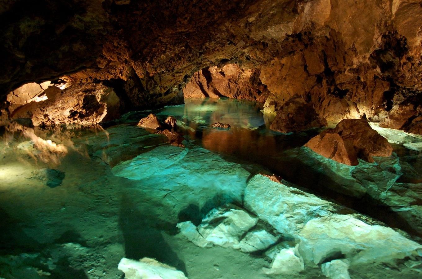 Bozkovské dolomitové jeskyně – jeskyně plné křemene a vody  