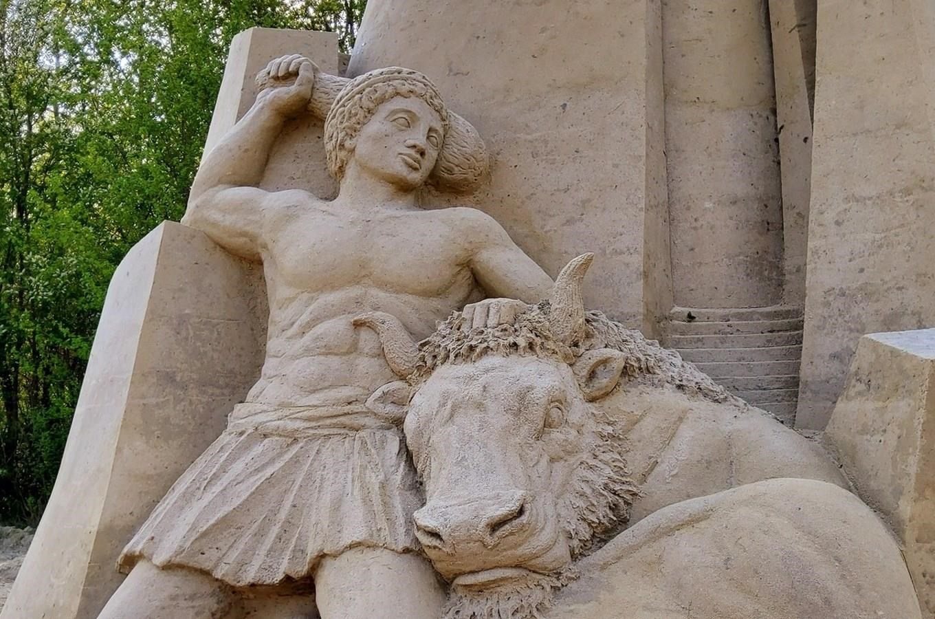 Písečný svět v Lednici: sochy z písku na téma řecká mytologie