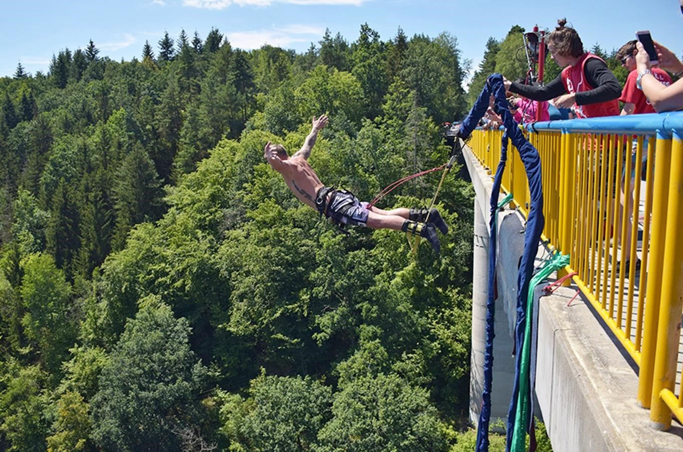 Užijte si bungee jumping, ale neskákejte z mostu bezhlavě!