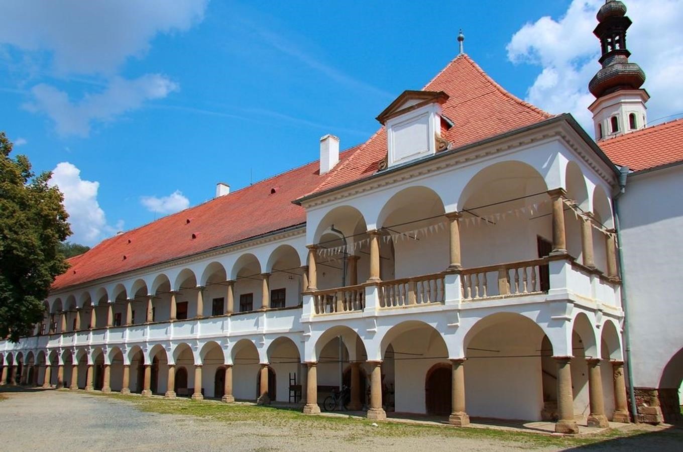 Zámek Oslavany – muzeum, pivovar a bývalý klášter