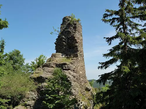 Hrad Koberštejn nad údolím Černé Opavy