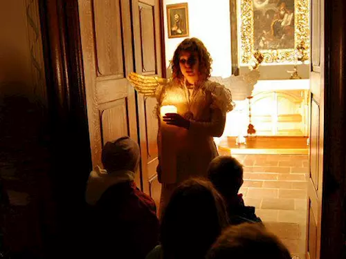 Podvečerní prohlídky na Mníšku s Bílou paní a andělem-živé pohádkové bytosti