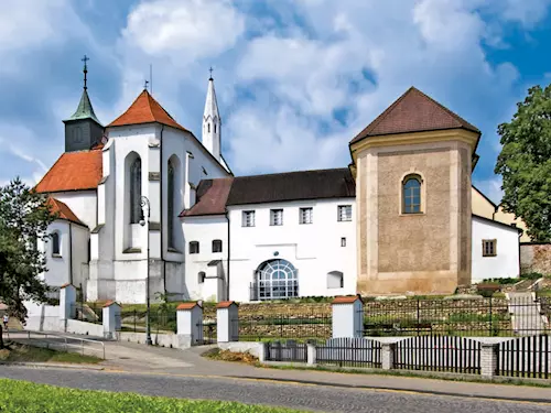 Kostel sv. Jana Křtitele v Jindřichově Hradci – záhadné zrůdy na stěnách