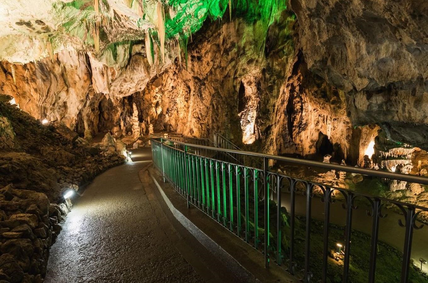 Prohlédněte si v únoru Sloupsko-šošůvské jeskyně za svitu baterek