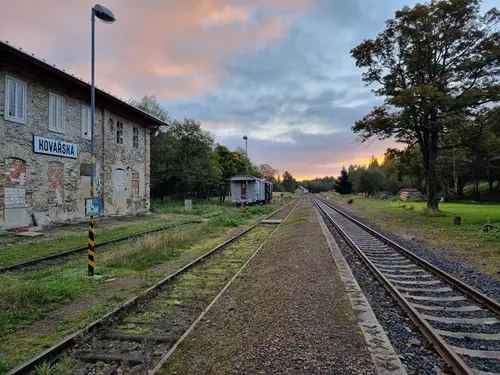 Ubytování ve vagonu na stanici Kovářská – glamping na krušnohorském nádraží