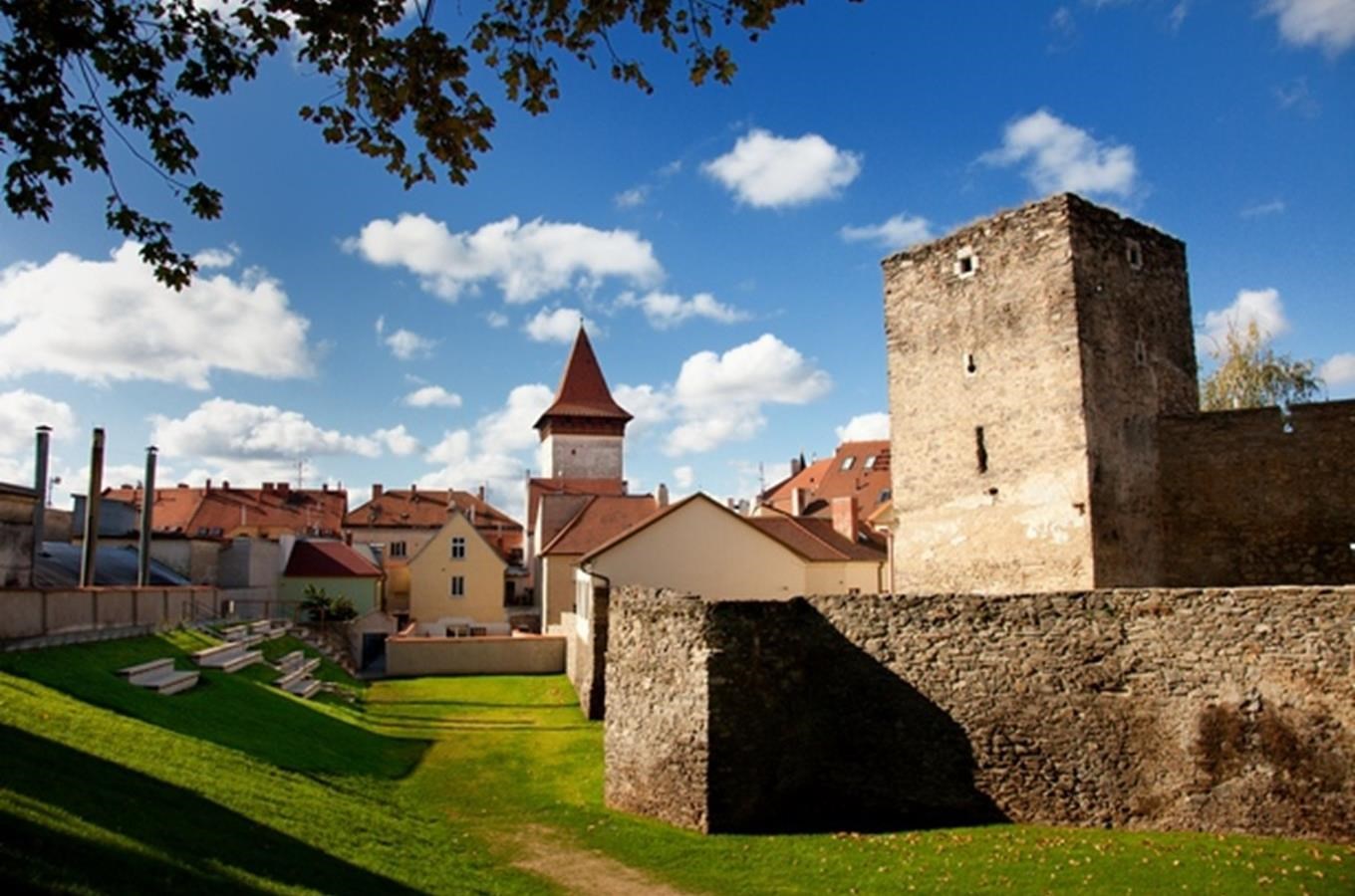 Střelniční (Hranolová) věž naproti Dolnímu parku ve Znojmě