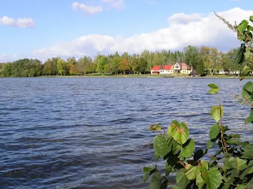 Dlouhý rybník s ornitologickou pozorovatelnou v Lanškrouně