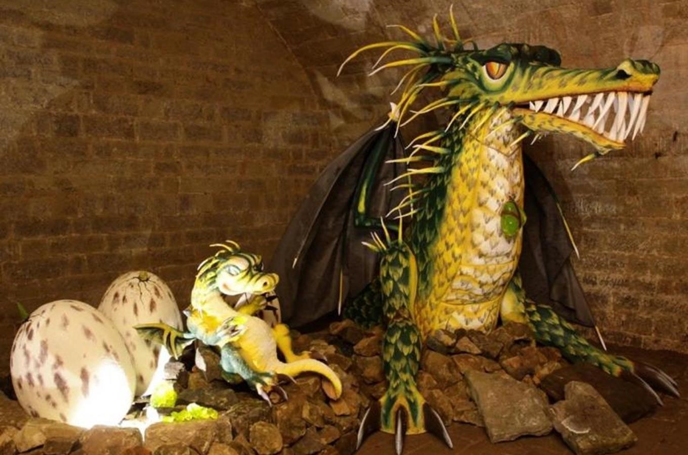 Ve sklepení Starých Hradu potkáte smaragdové draky "Katakombáky"