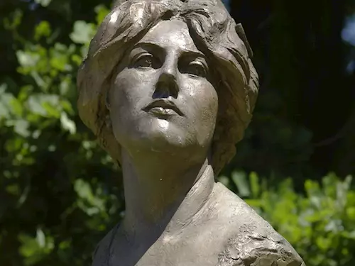 Busta Emy Destinové ve Stráži nad Nežárkou