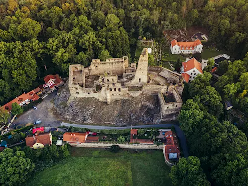 Zřícenina hradu Okoř – oblíbený výletní cíl nedaleko Prahy
