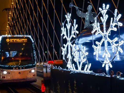Prahou jezdí tramvaje a autobusy s vánoční výzdobou
