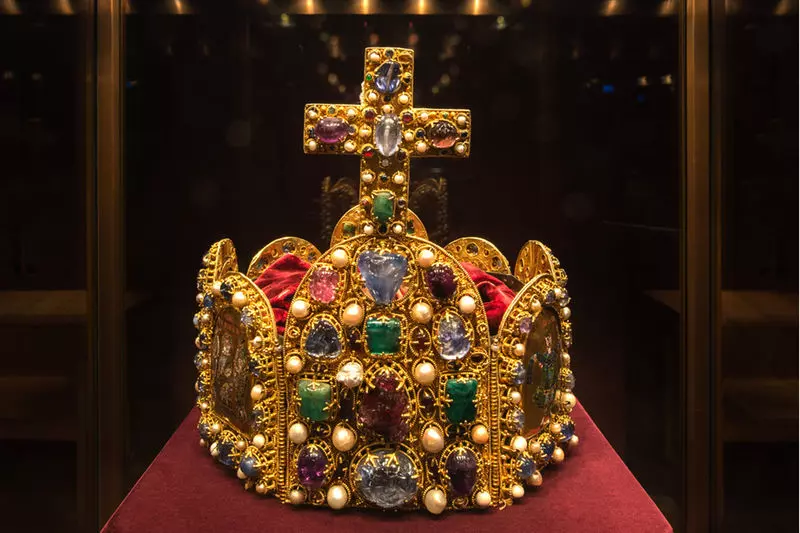 Osmihranná koruna Svaté říše Římské národa německého z druhé poloviny 10. století, kterou byli korunováni říšští císaři