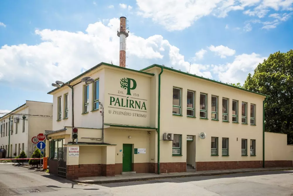 V polovině 20. století se společnost přestěhovala do dnešní Dykovy ulice, do areálu bývalého pivovaru